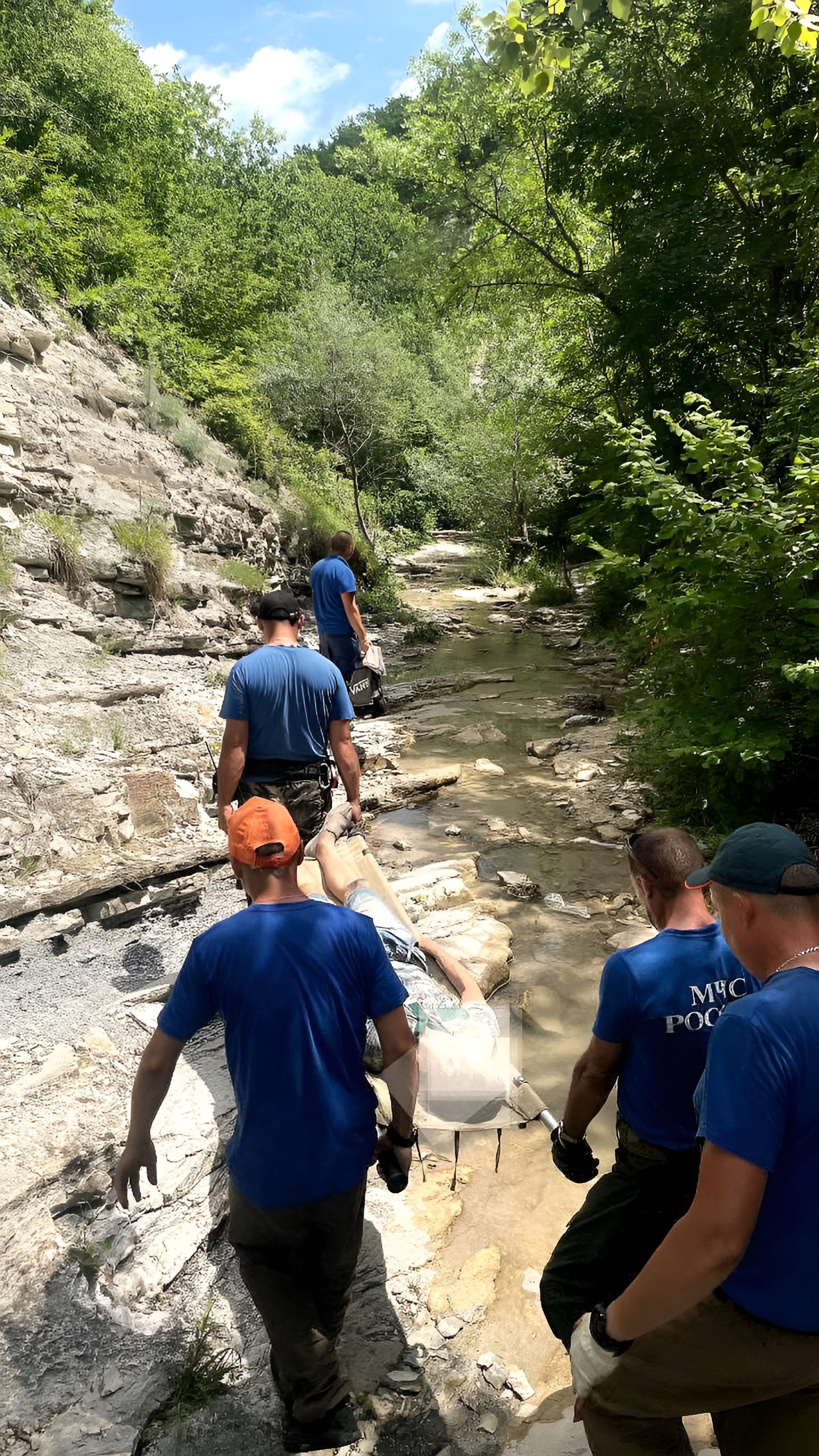 Мужчина сорвался со склона на водопадах в Новороссийске