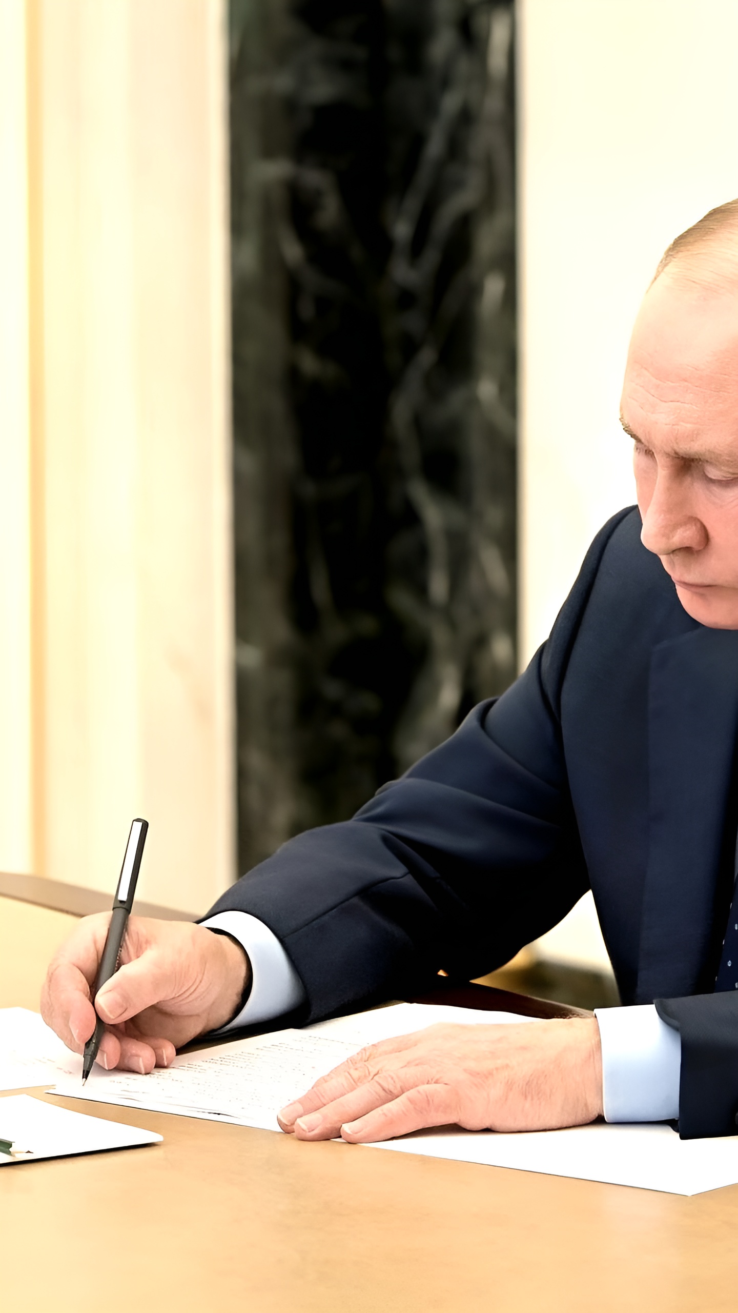 Путин подписал закон о длительных свиданиях в СИЗО