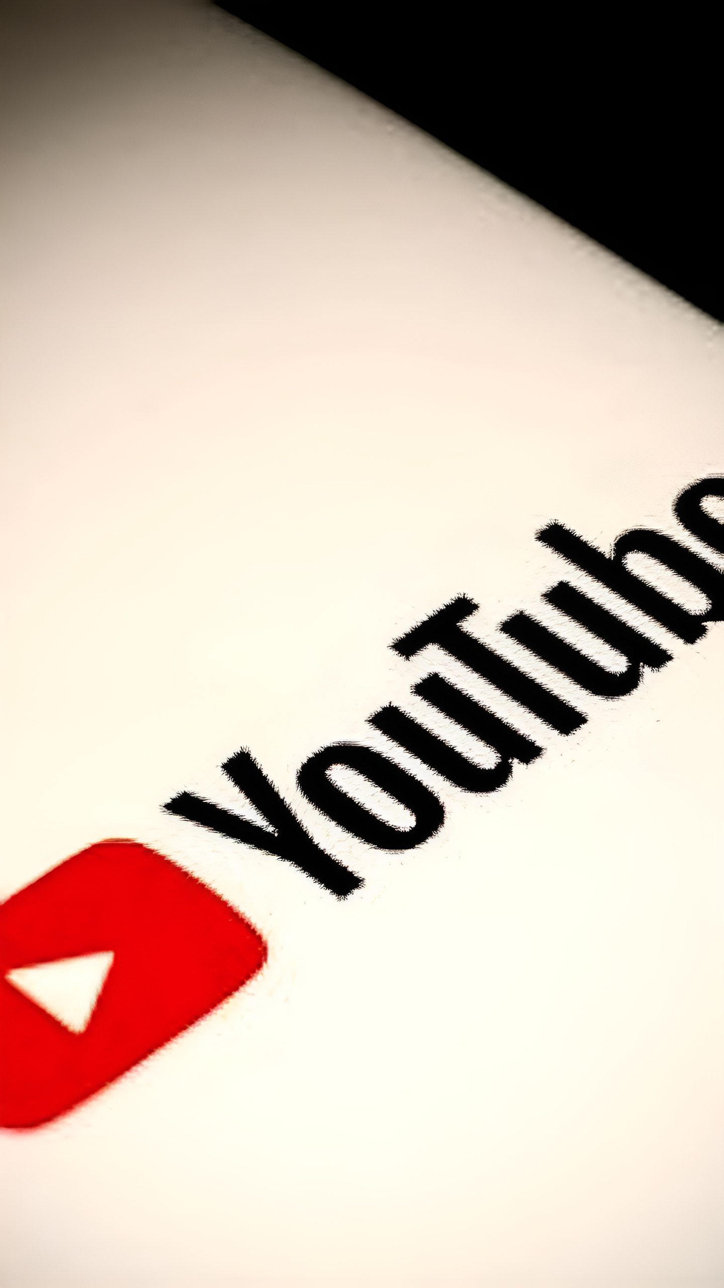Депутат Госдумы предложил замедлить скорость YouTube в России