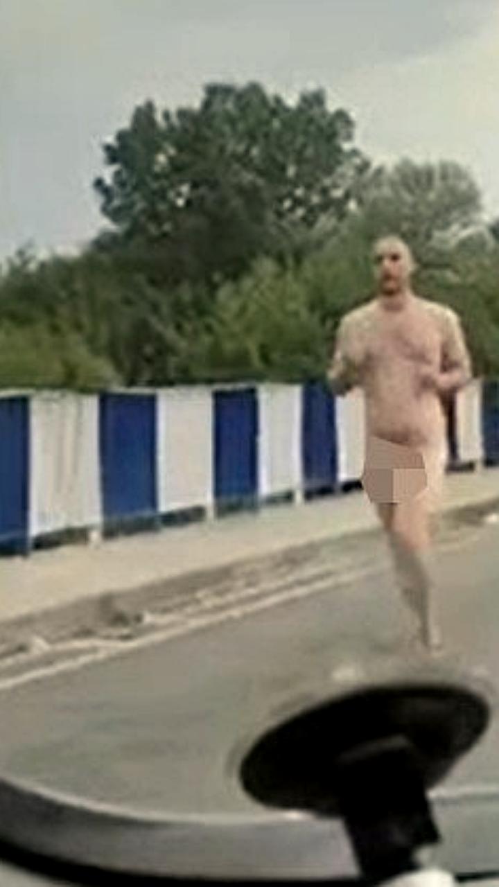 Мужчина прокатился на крыше автомобиля на Зейском мосту