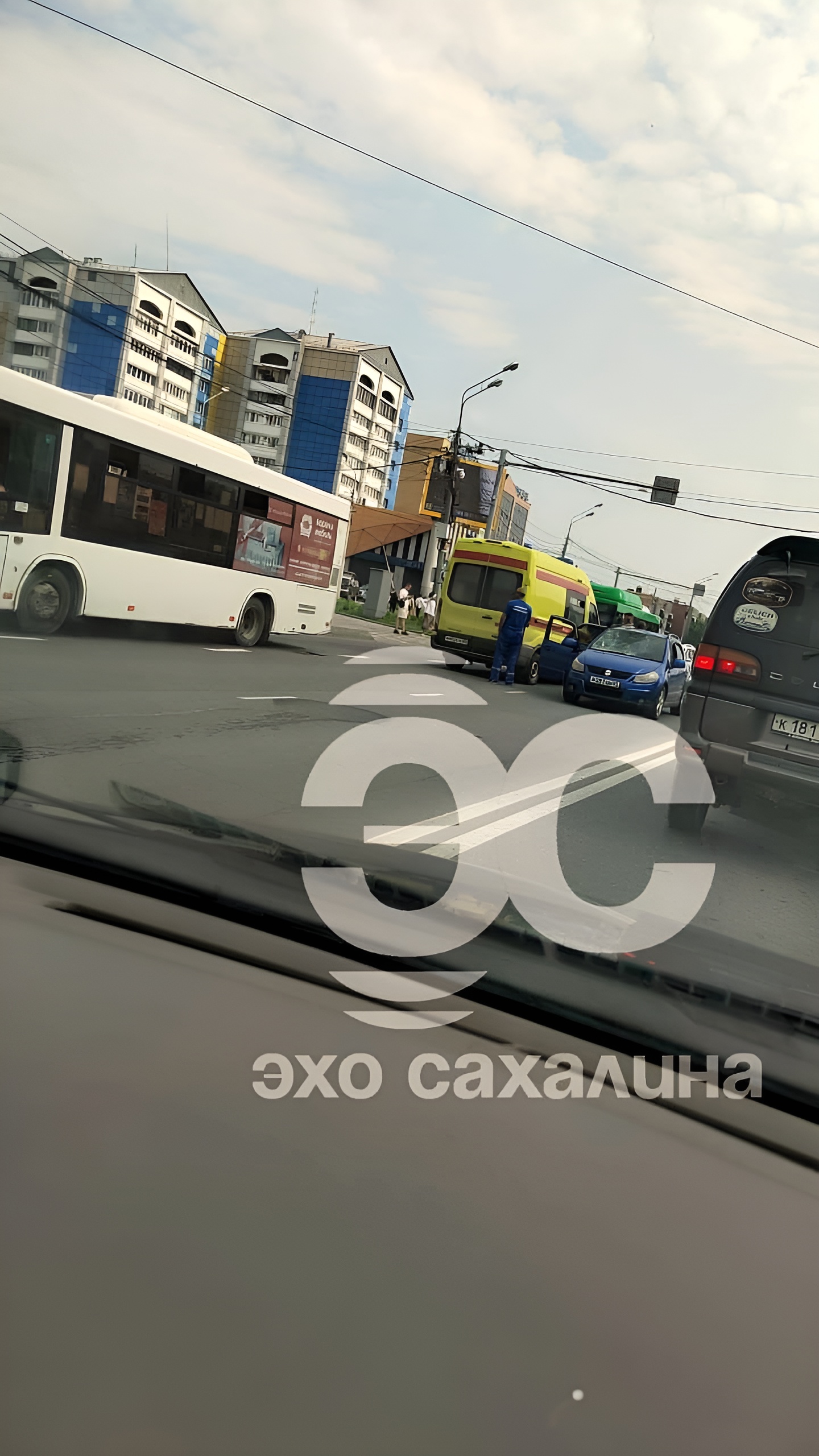 ДТП в Южно-Сахалинске: автомобилист сбил девочек на самокате