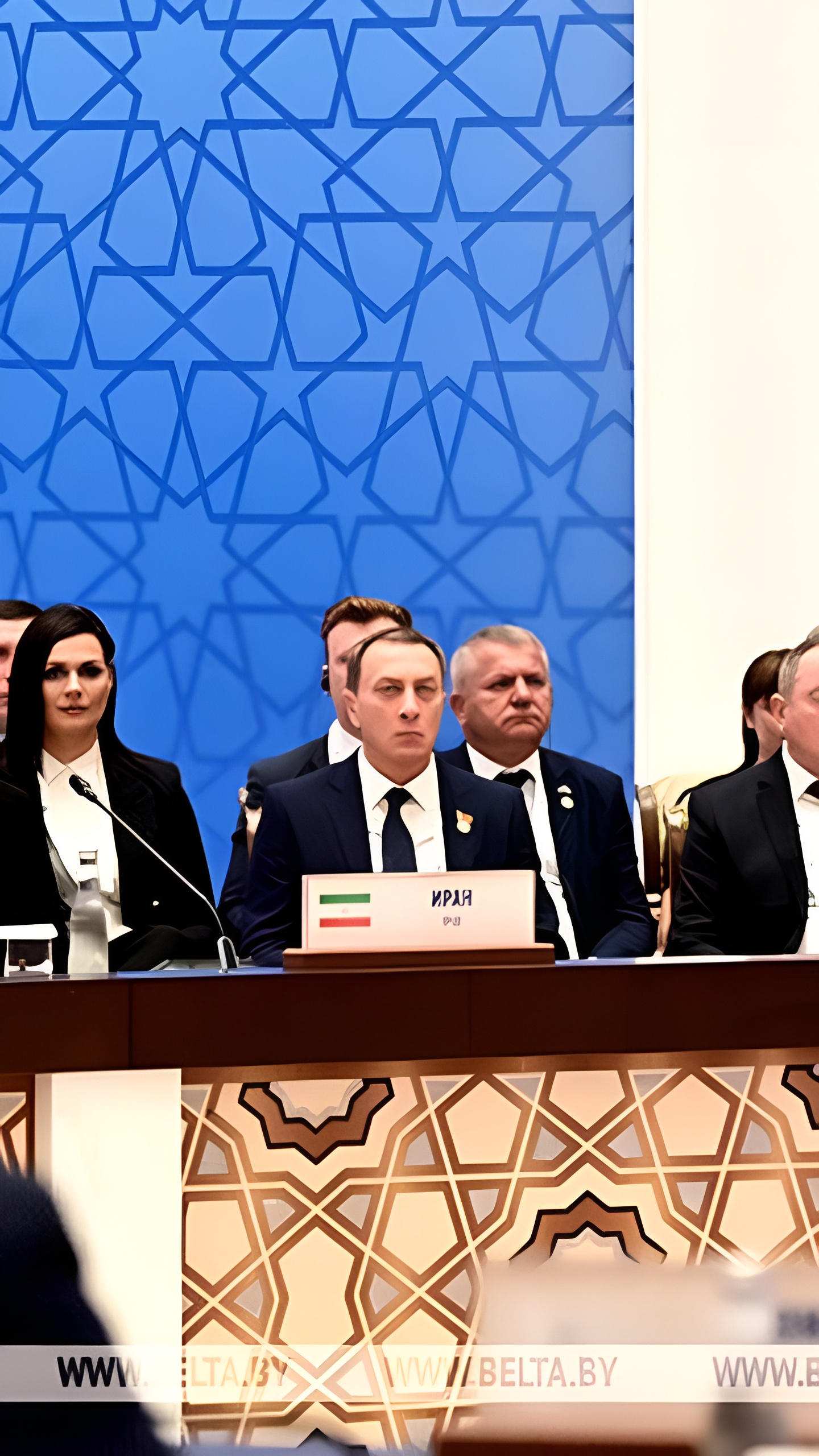 Александр Лукашенко призвал сделать шаги для снижения зависимости от доллара