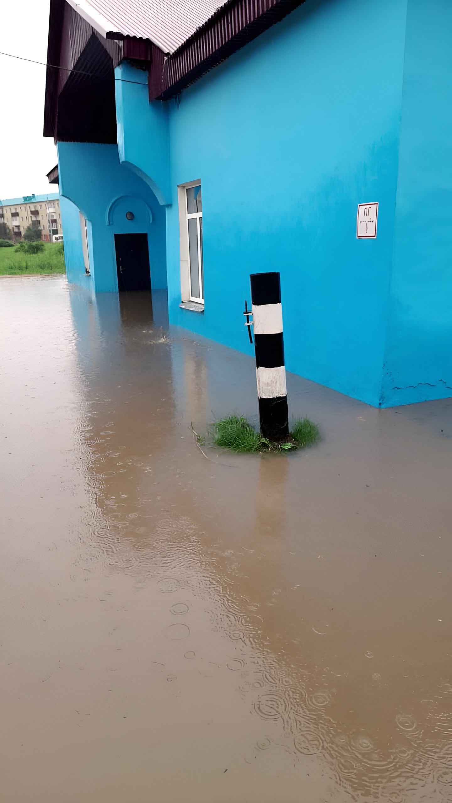 Непогода парализовала транспорт и затопила дома в Углегорске