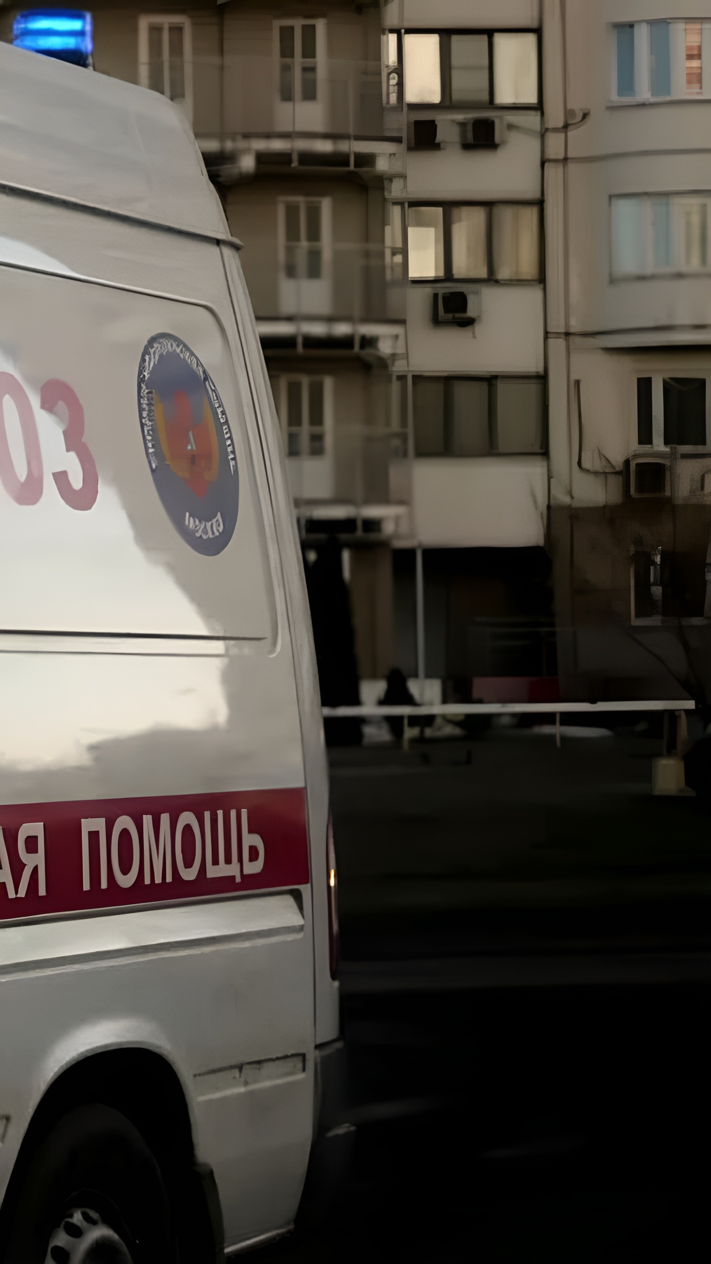 Маленькая девочка выжила после падения из окна на третьем этаже в Москве