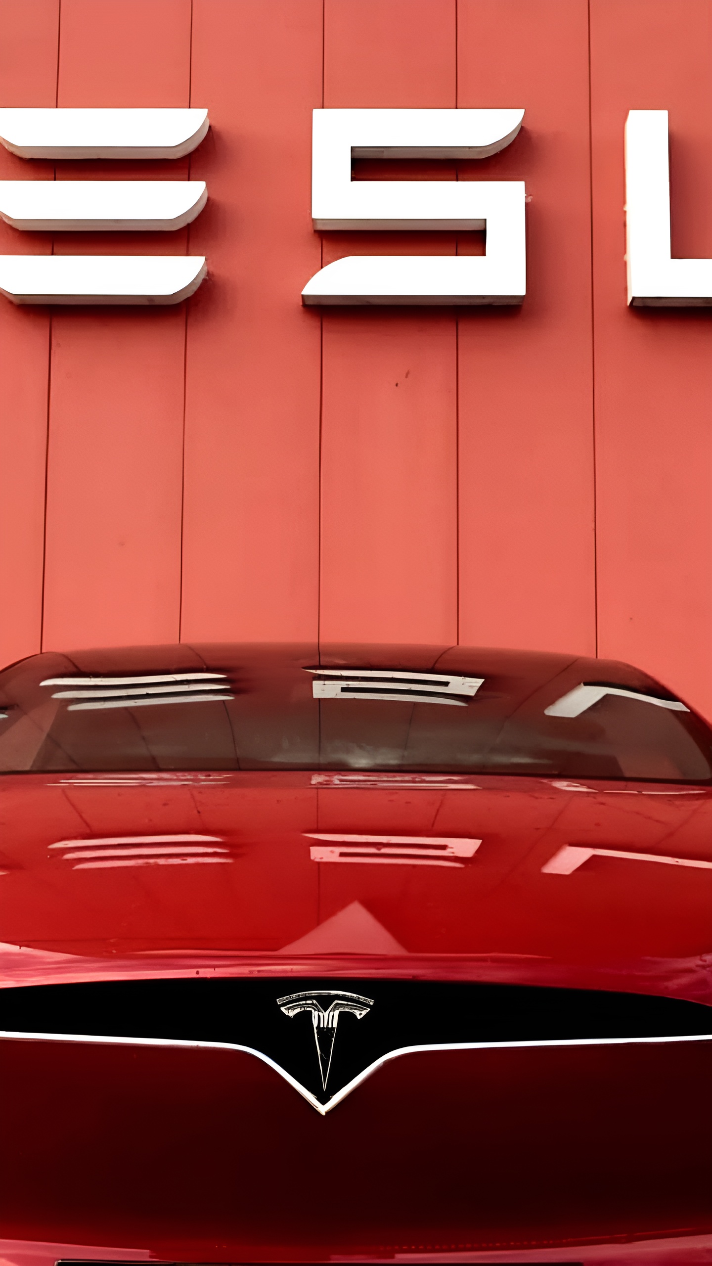 Tesla отзывает более 1,8 млн автомобилей из-за проблем с капотом