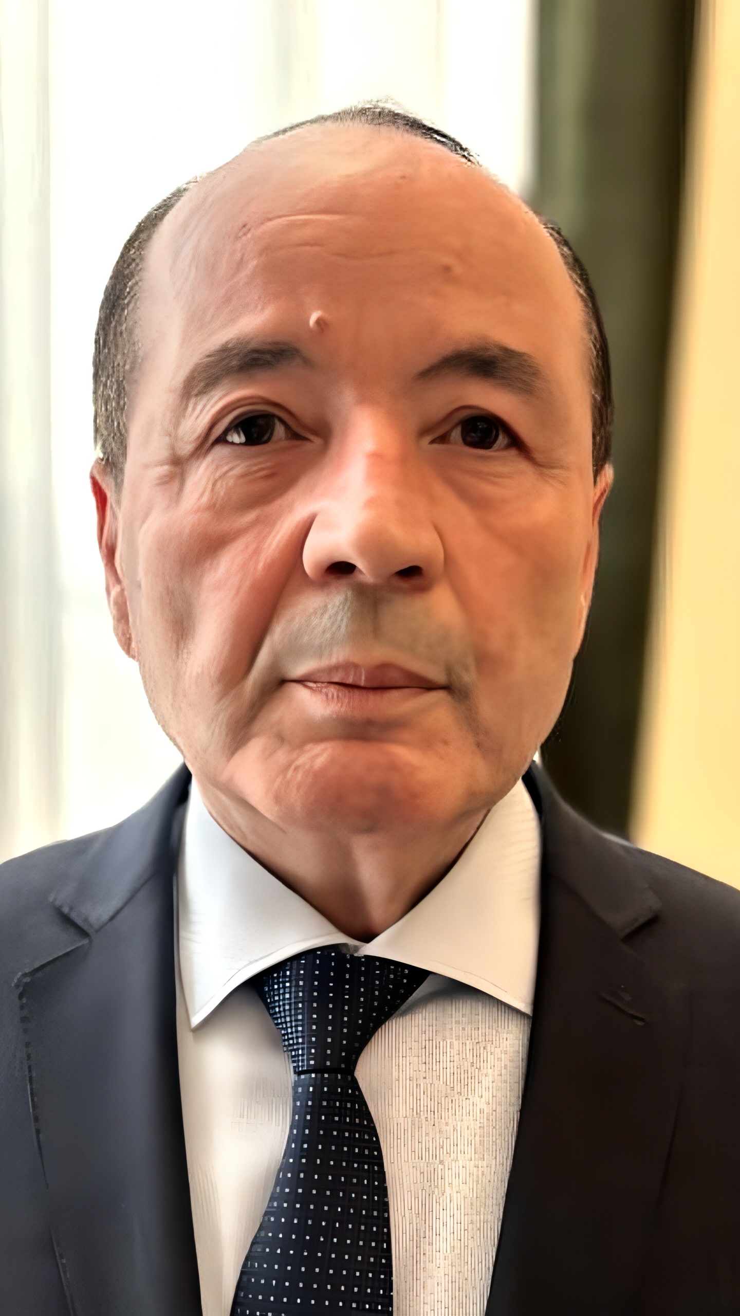 Лидер узбекской диаспоры в Петербурге срывает плакаты кандидата на выборах