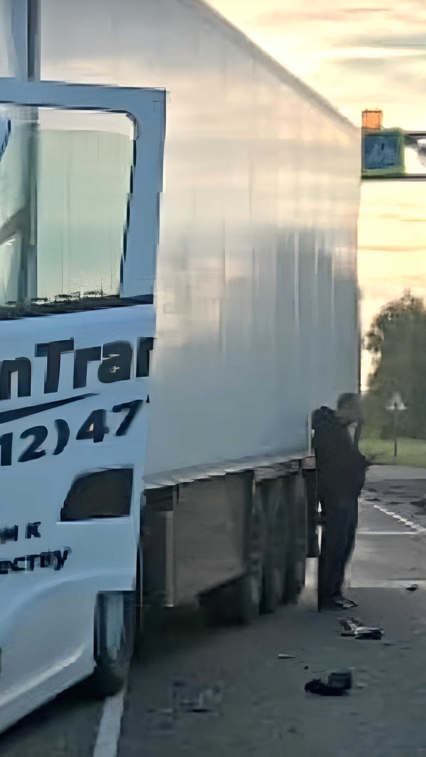 Renault Logan упал в траншею в Новосибирске после попытки избежать столкновения с грузовиком