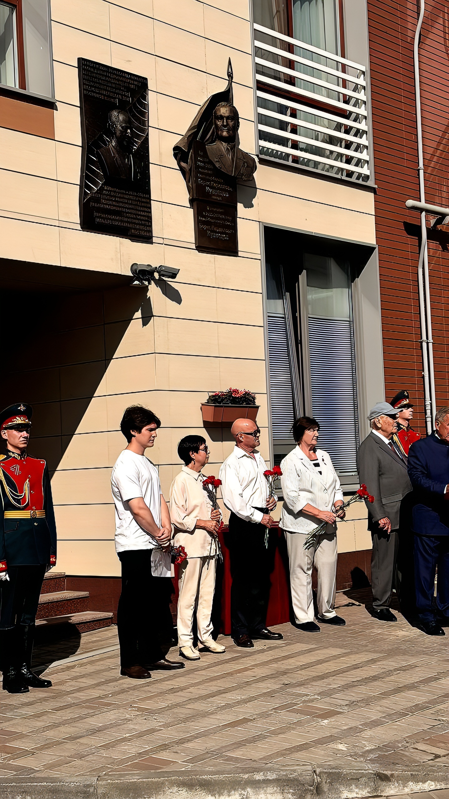 Рустам Минниханов открывает мемориальную доску в честь Ильдуса Мостюкова