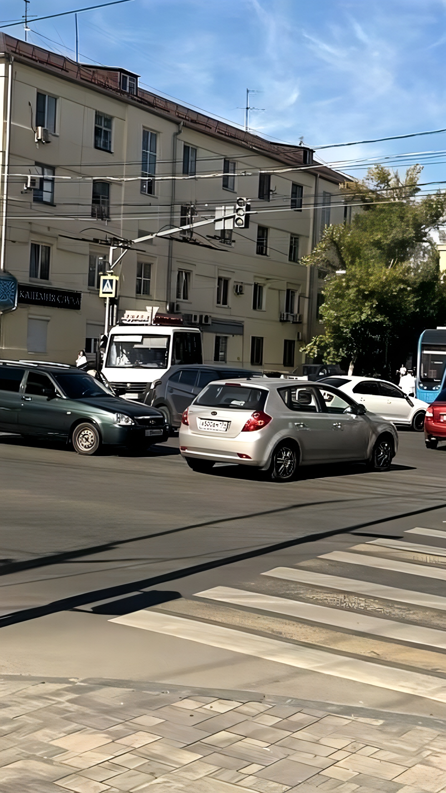 ДТП на Кубанской Набережной вызывает задержки в движении троллейбусов