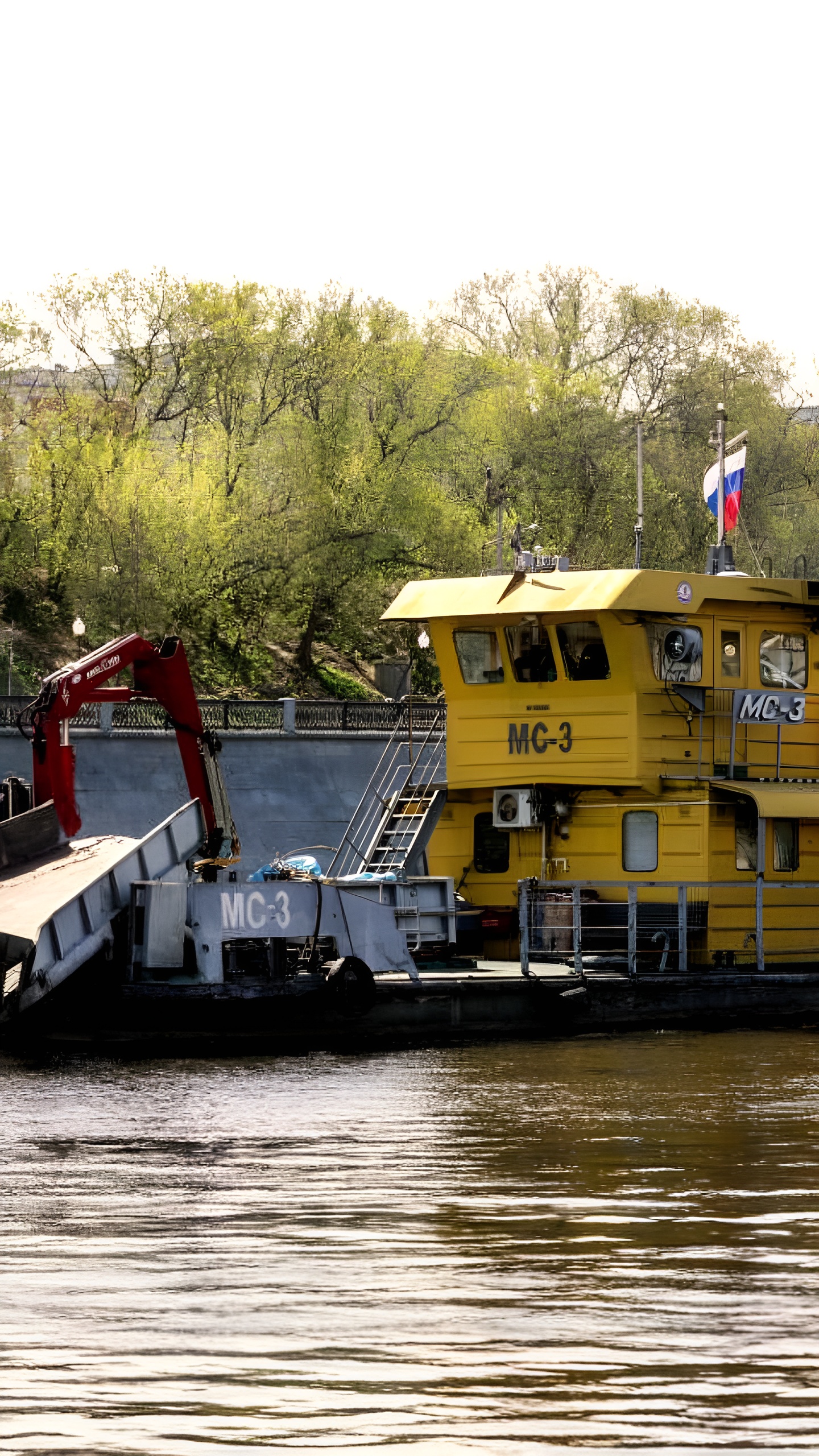 Коммунальные суда Москвы собрали более 500 тонн мусора с водных акваторий