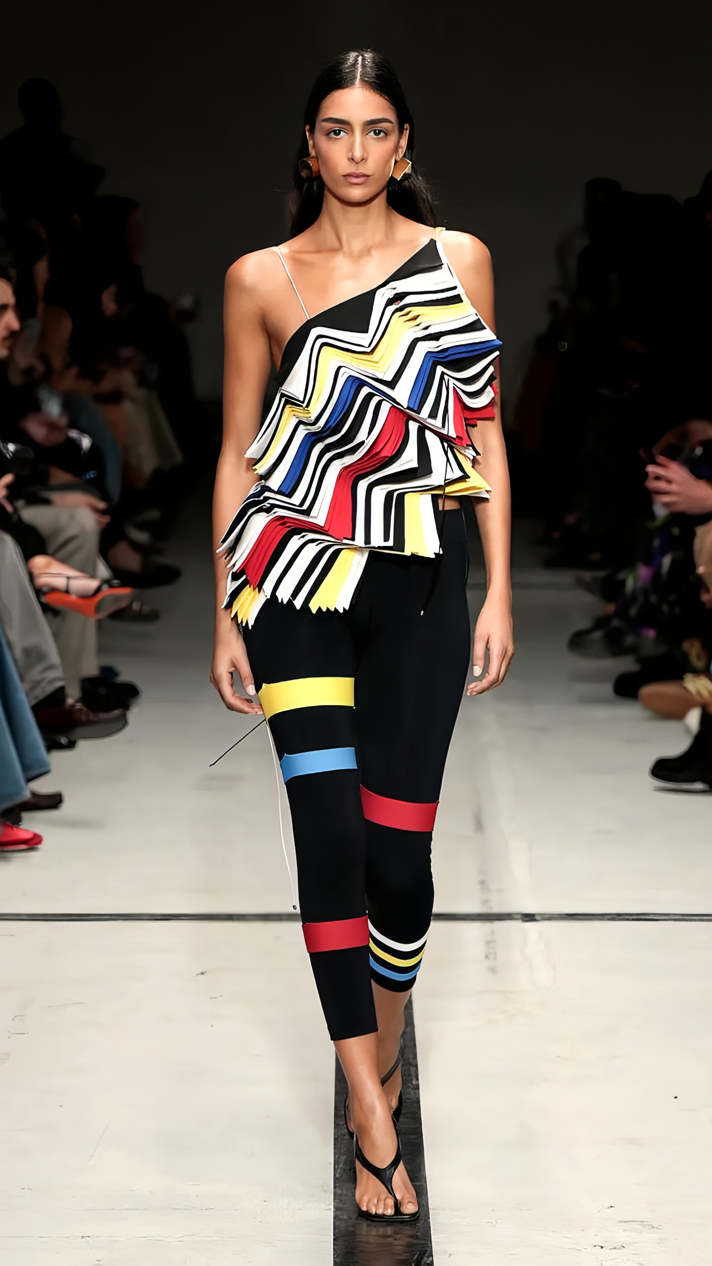 Коллекция Missoni весна-лето 2025: яркие цвета и зигзагообразные узоры