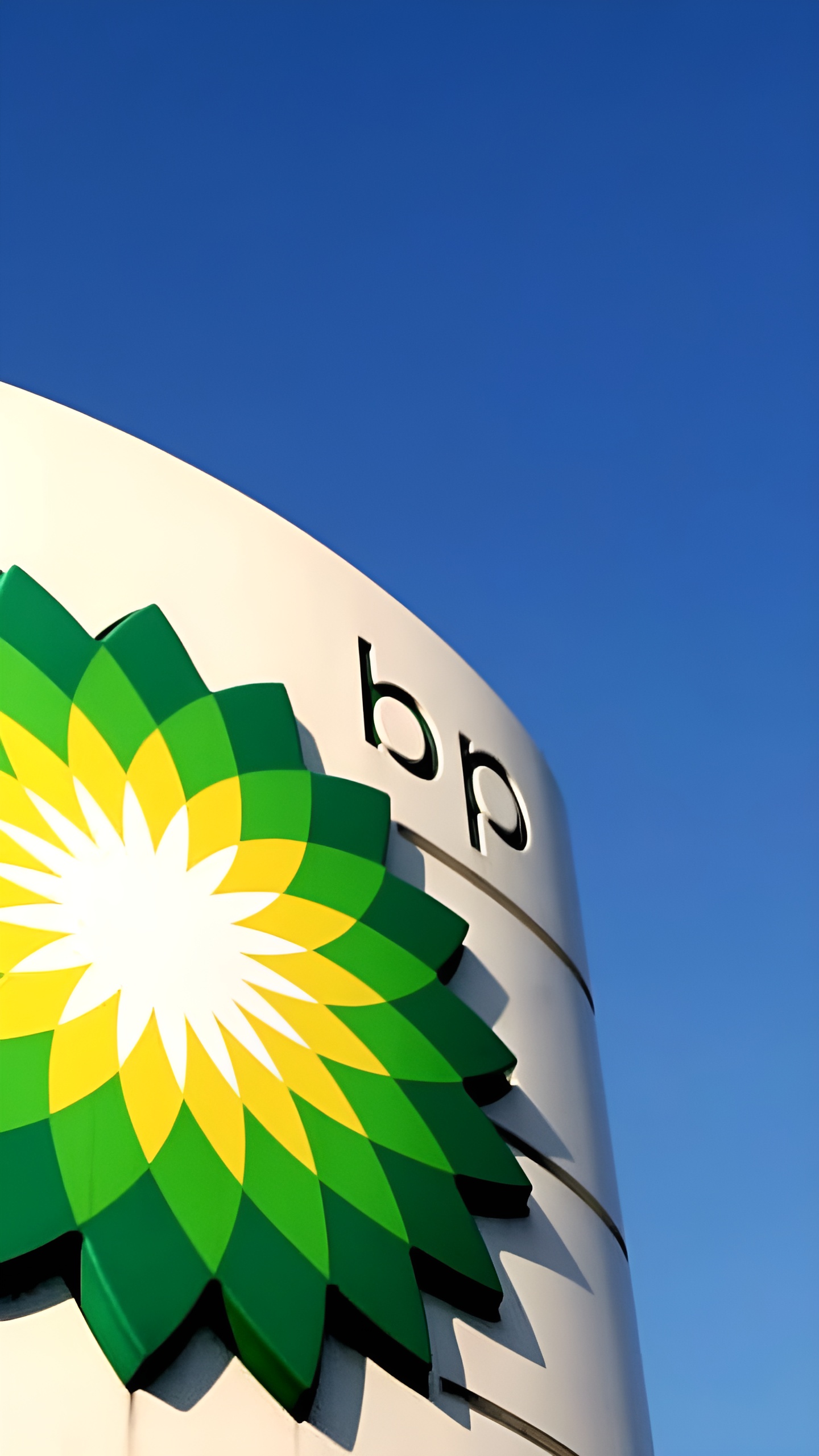 BP пересматривает стратегию и отказывается от сокращения добычи нефти к 2030 году