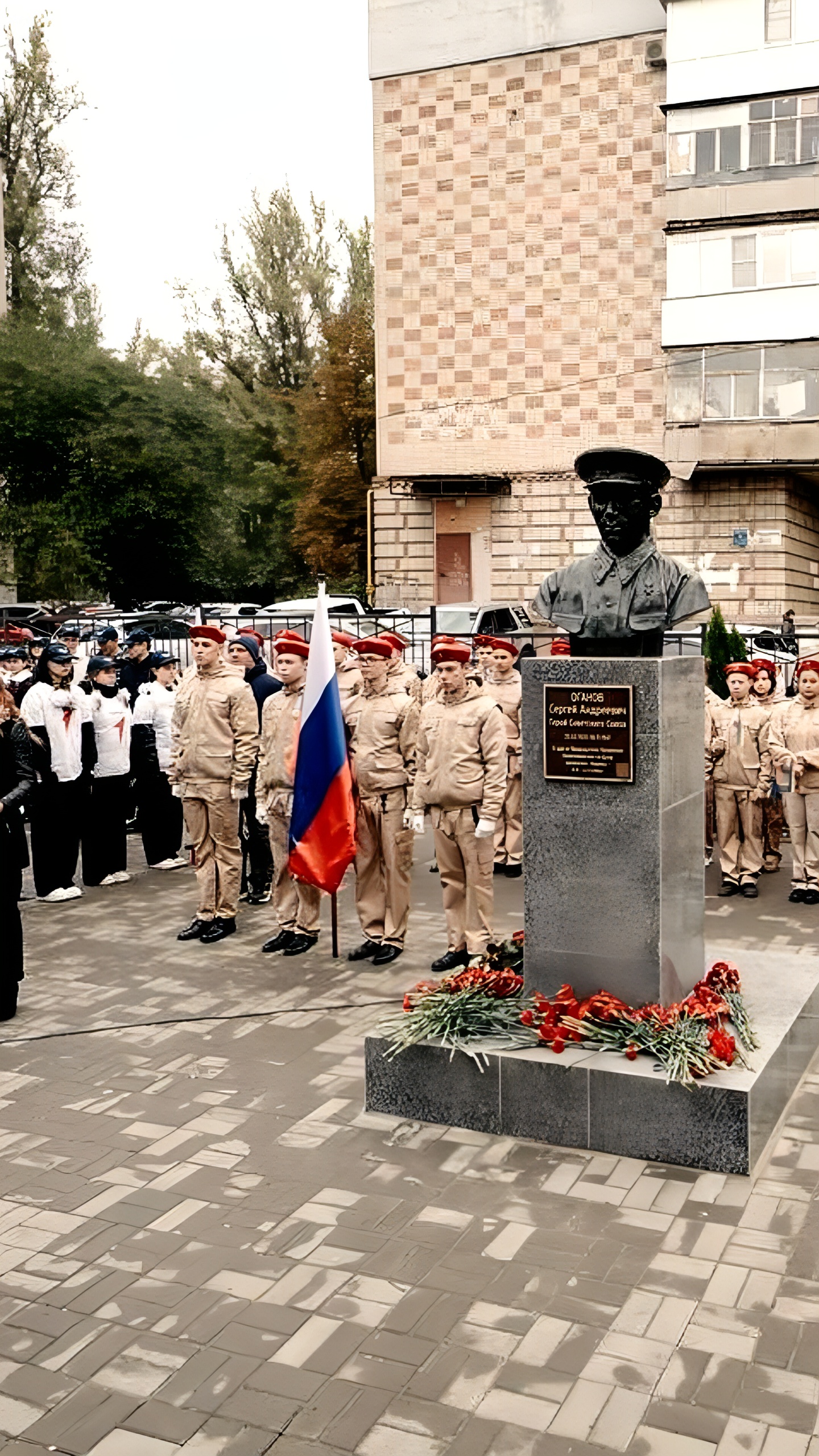 В Ростове-на-Дону открыт памятник Герою Советского Союза Сергею Оганову с исправлением ошибки на табличке