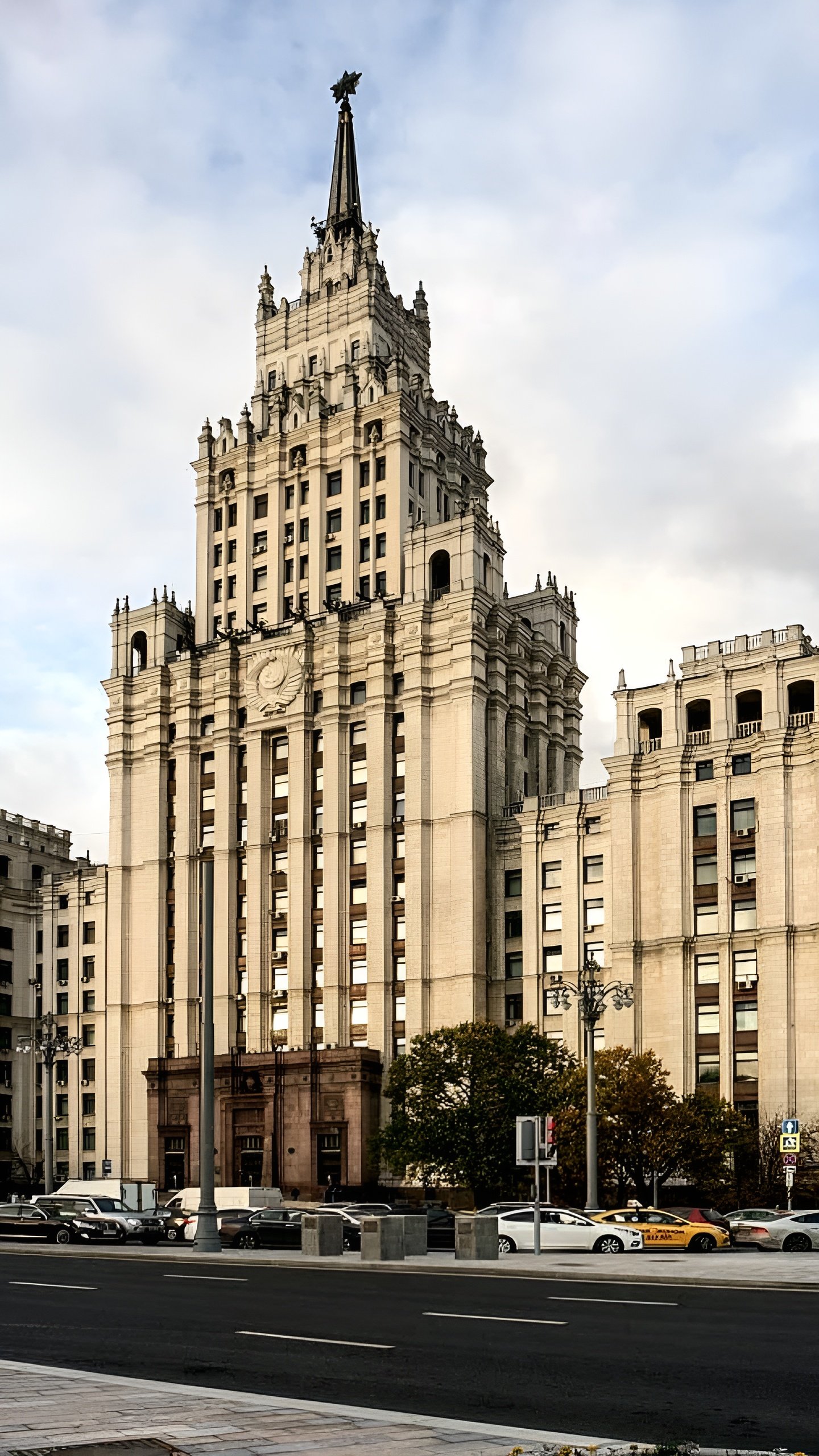 Пожар на крыше сталинской высотки в Москве