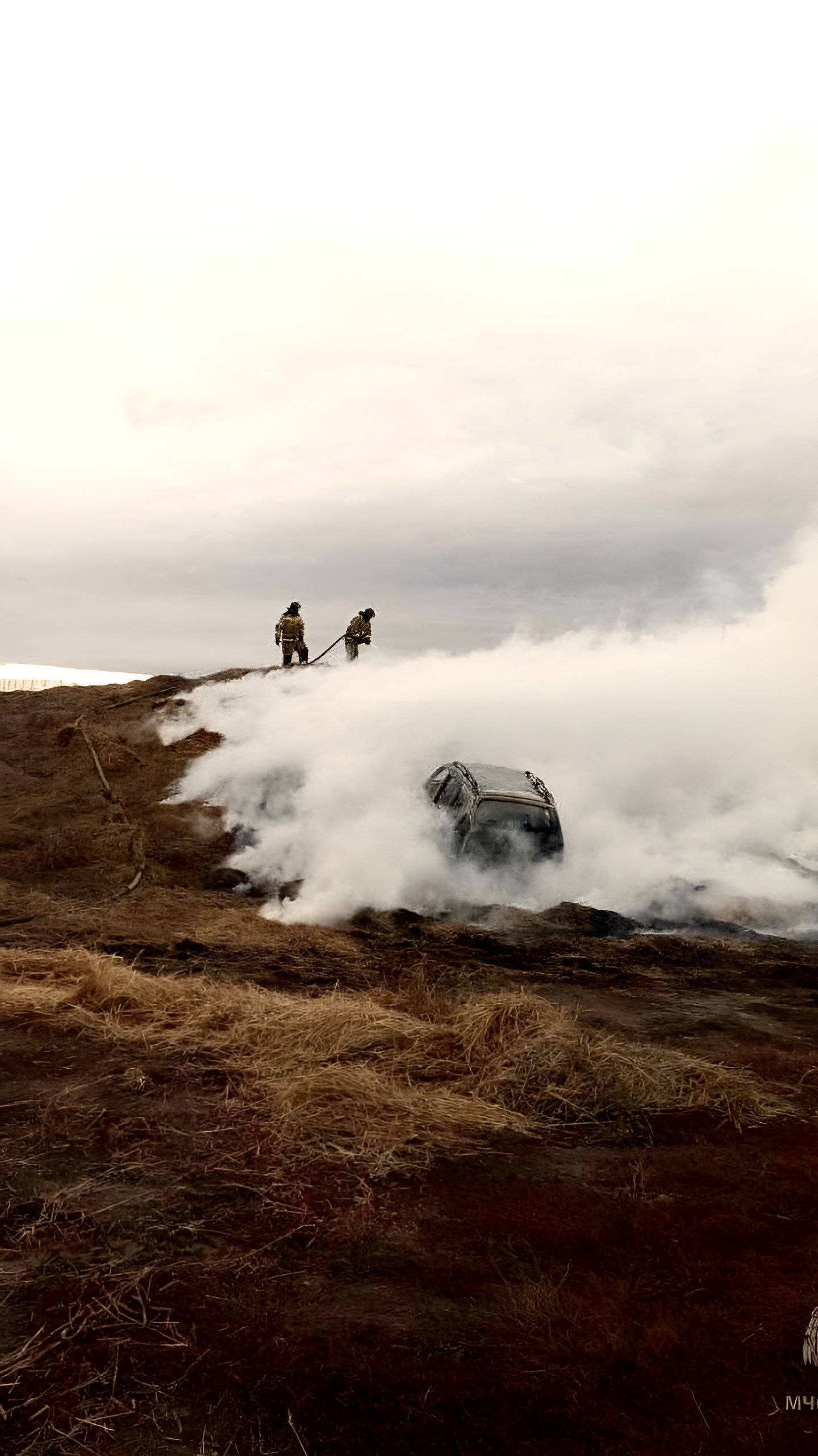 В Кировской области отец с сыном потеряли автомобиль во время фотосессии на силосном кургане