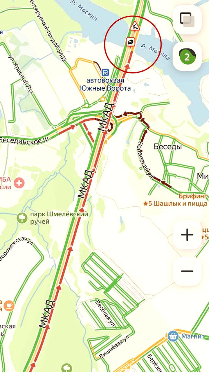 Опрокидывание грузовика на МКАД вызывает пробку в 4,5 км