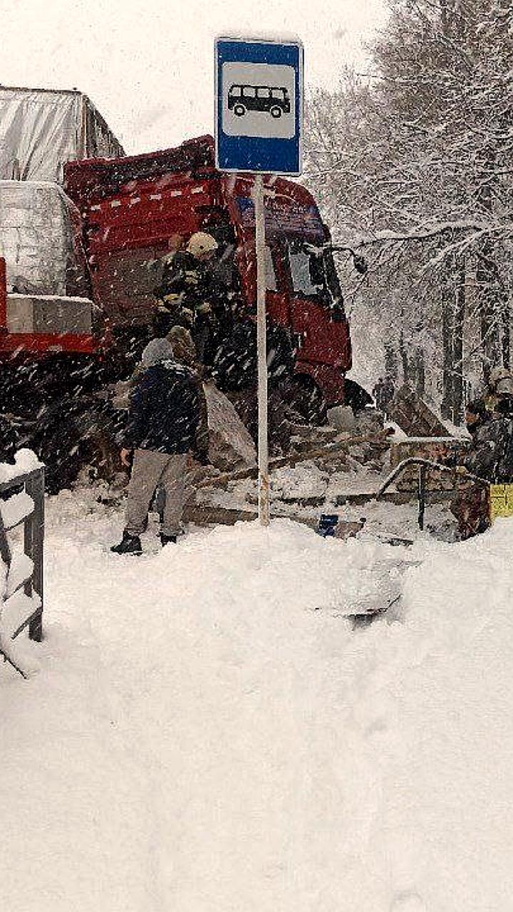 В Омутнинске грузовик врезался в остановку, три человека пострадали