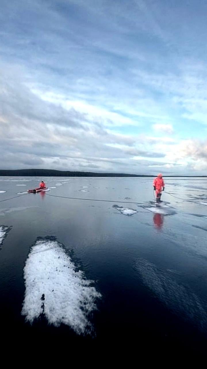 Водолазы извлекли тело утонувшего мужчины из озера Большое Сайгозеро