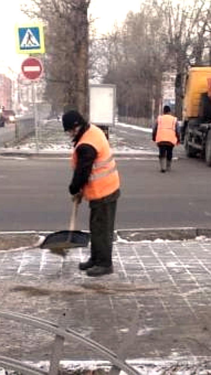 Архангельск усиливает обработку дорог противогололедными материалами