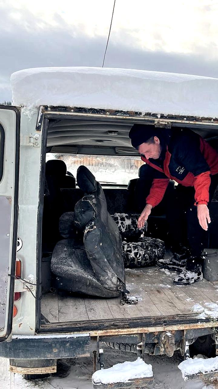 В Южно-Сахалинске продолжается подготовка автомобилей для эвакуации раненых бойцов