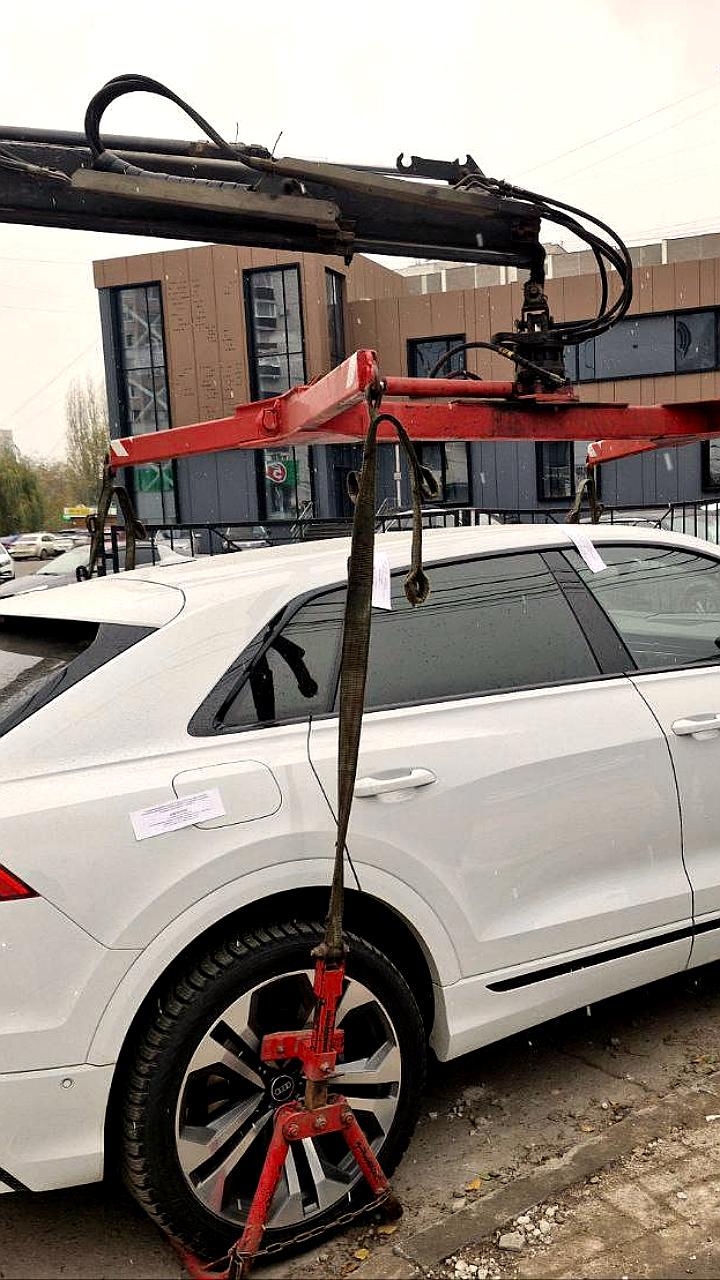 Женщина заперлась в Audi Q8 на двое суток из-за долгов, но задолженность была погашена