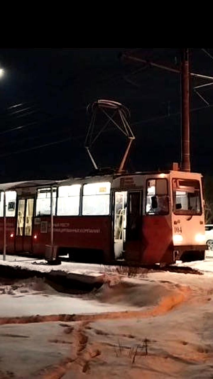 В Омске молодой человек взял себя в заложники в трамвае с ножом