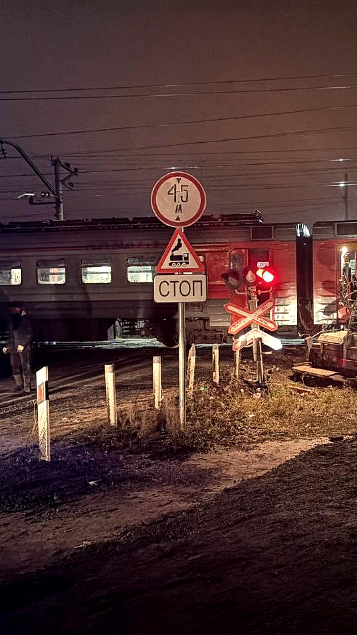 Столкновение электрички с асфальтоукладчиком в Подольске: пострадал водитель