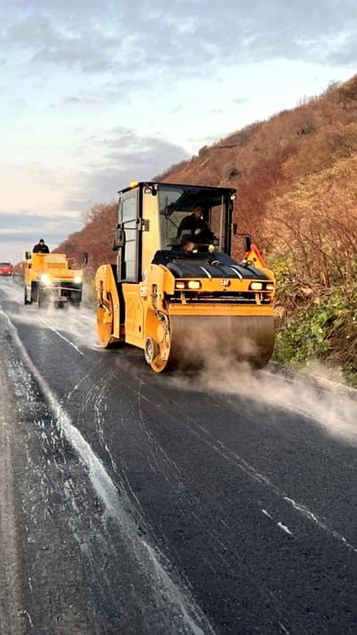 В Невельском районе завершен этап укладки асфальта на дороге Невельск — Томари