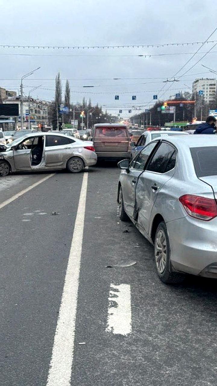 Массовое ДТП в Уфе: столкновение четырех автомобилей на проспекте Октября