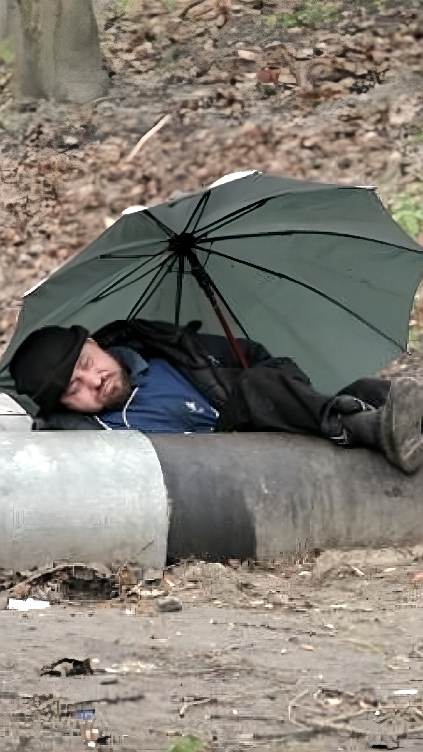 Суд признал лежащего на траве человека участником дорожного движения