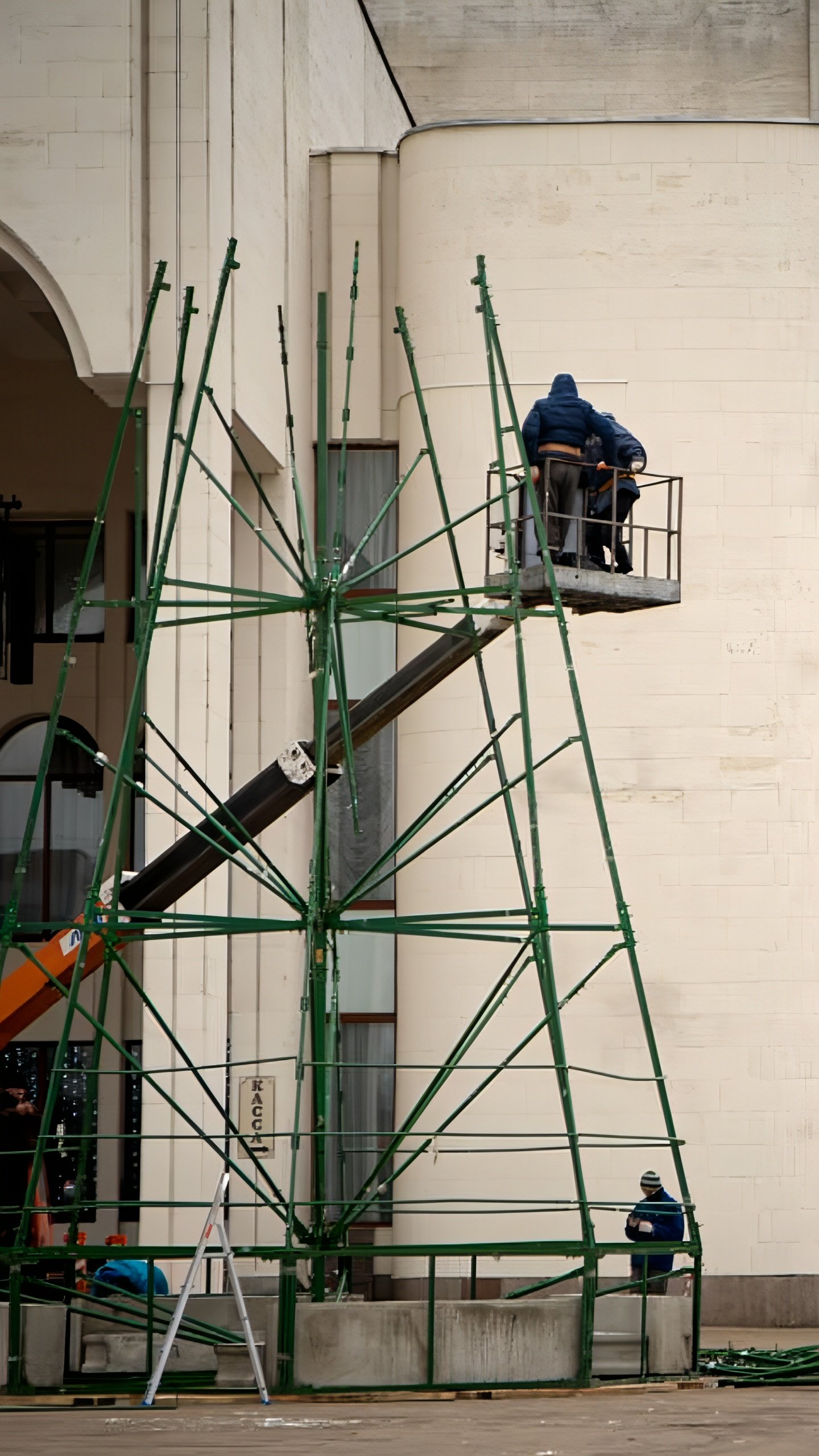 В Курске и Саратове началась установка новогодних елок