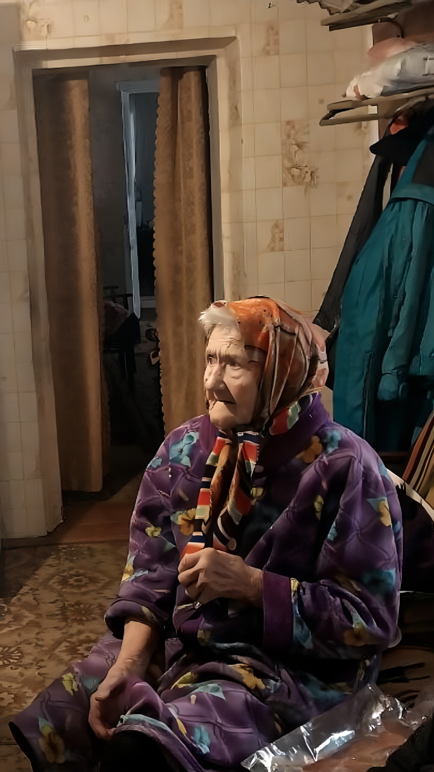 Волонтеры поздравили 92-летнюю жительницу Семихатки с Днем добровольца