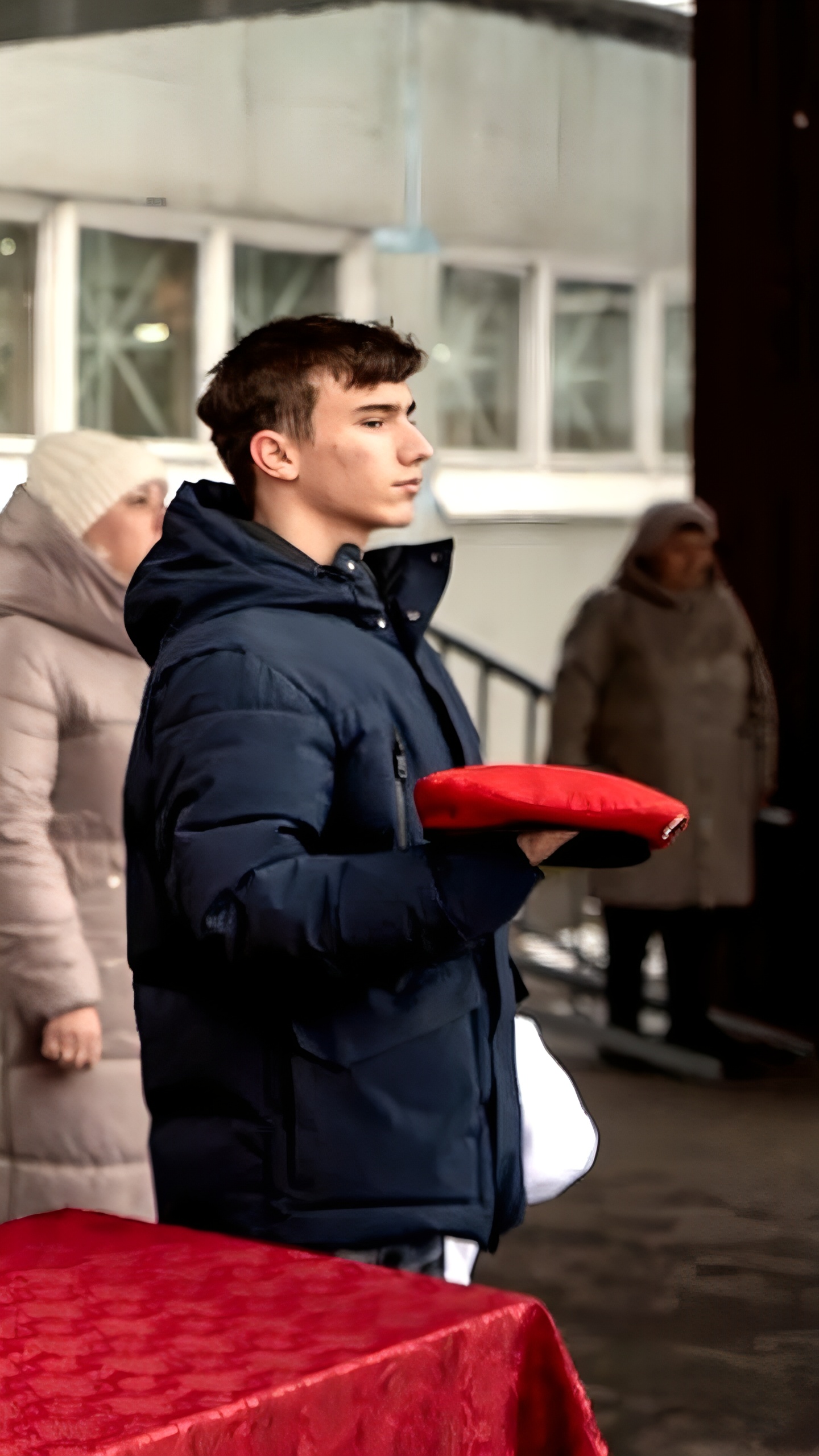 В Курске открыли мемориальную доску в честь погибшего выпускника Никиты Савенкова