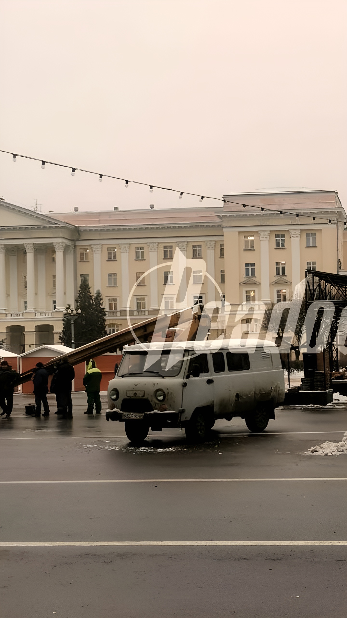 В Оренбурге начинается установка новогодней ёлки на площади Ленина