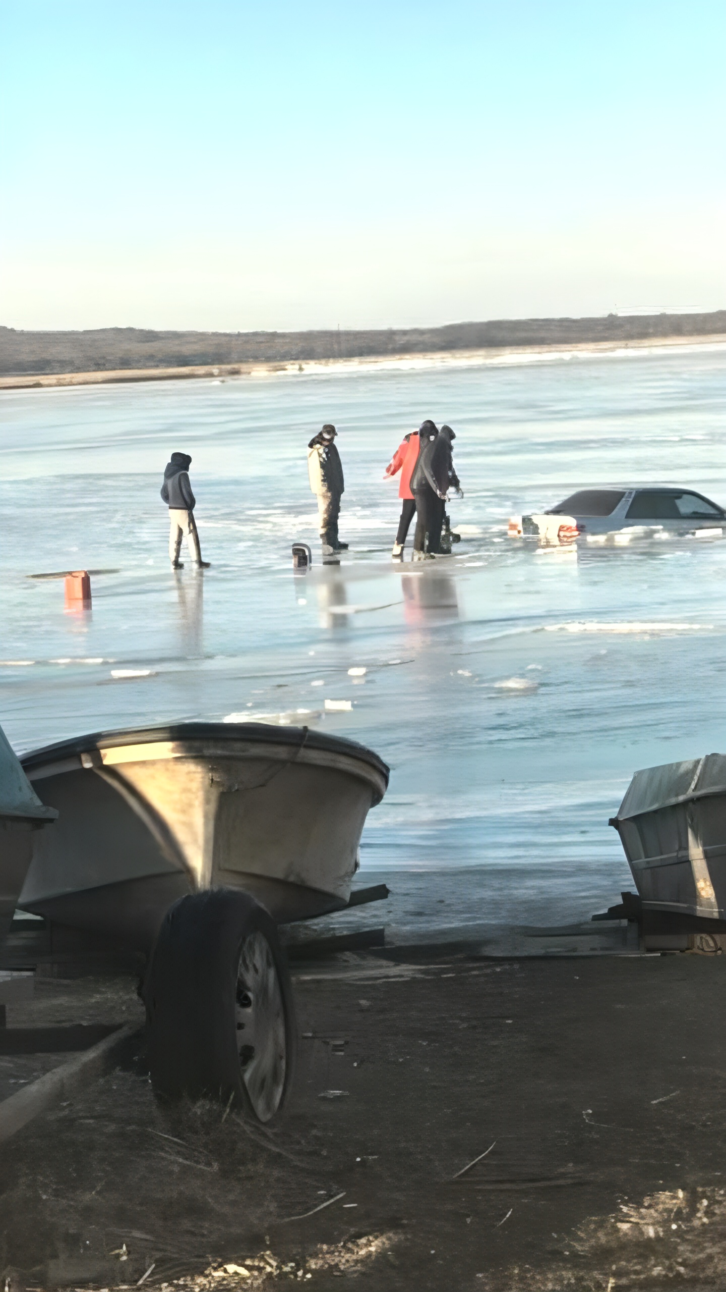 Автомобиль рыбака ушёл под лёд в Тавричанке