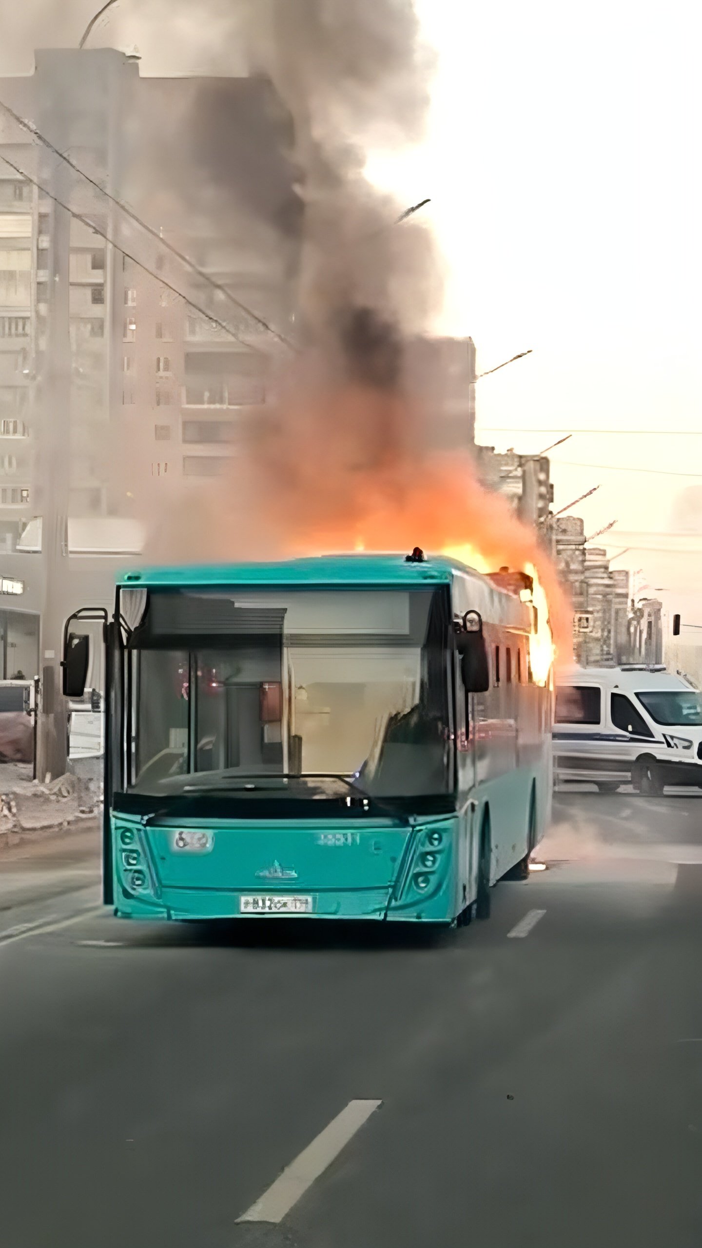 Пассажирский автобус загорелся на Ленинском проспекте в Санкт-Петербурге