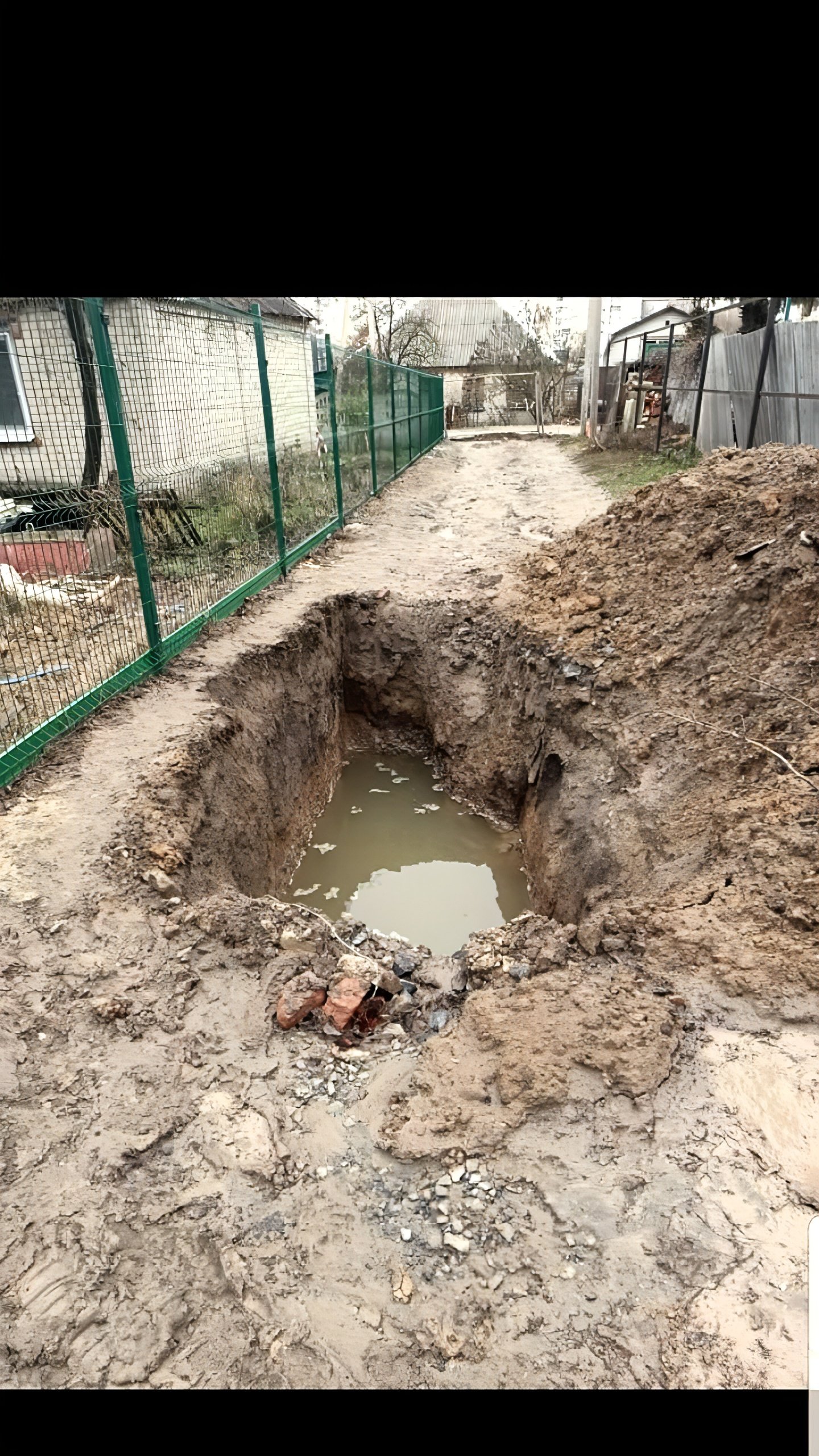 Пенсионерка из Белгорода провалилась в яму с водой во время вечерней прогулки