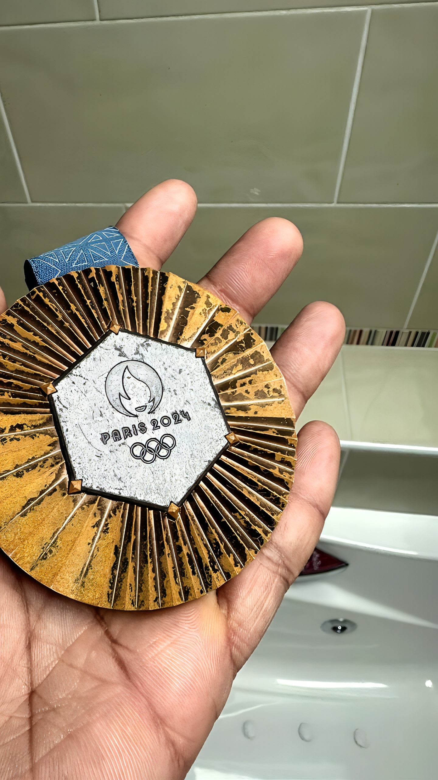 Спортсмены Олимпиады в Париже вернули более сотни медалей из-за дефектов