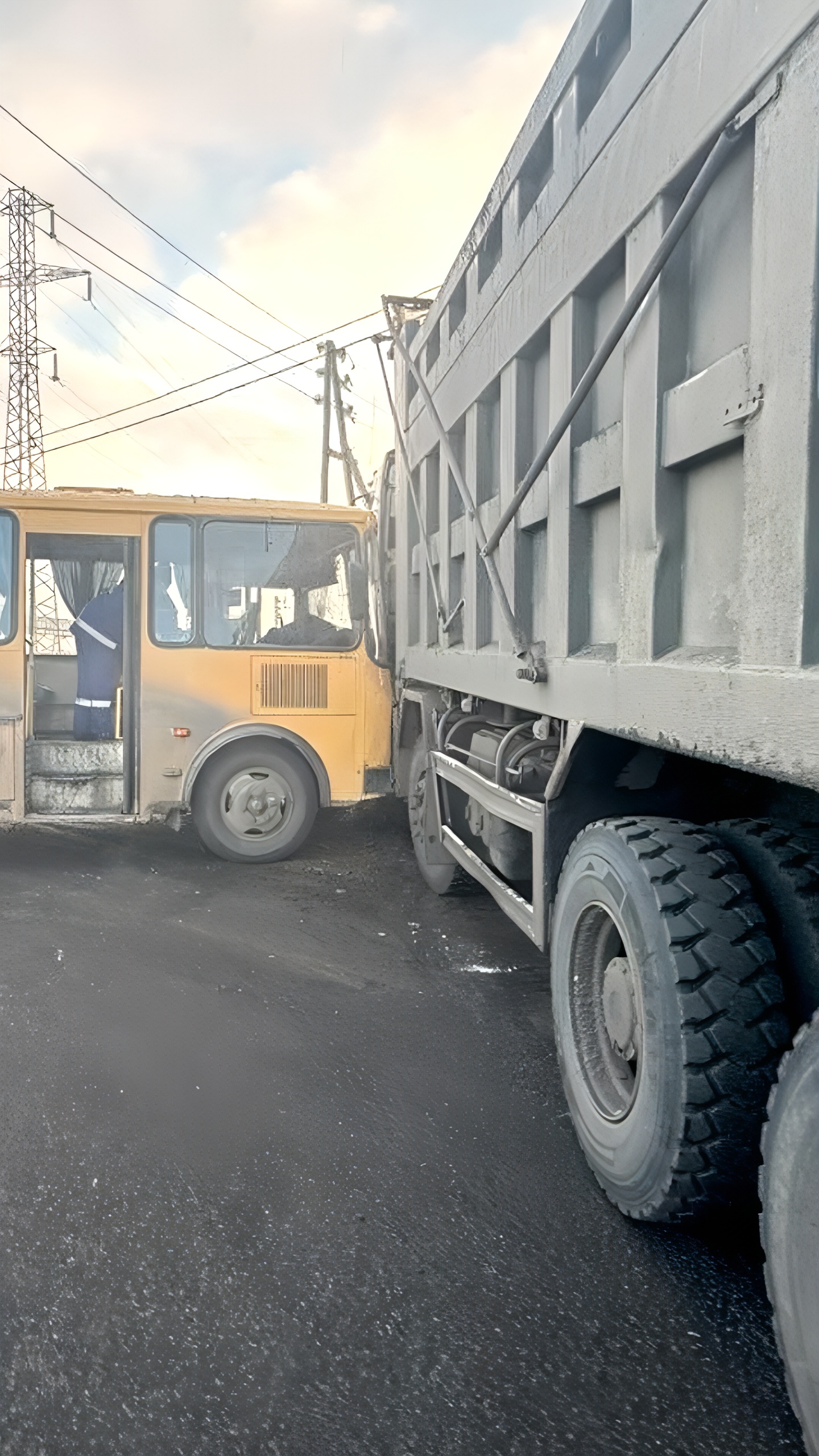 ДТП в Углегорске: столкновение грузовика и автобуса, пострадал водитель