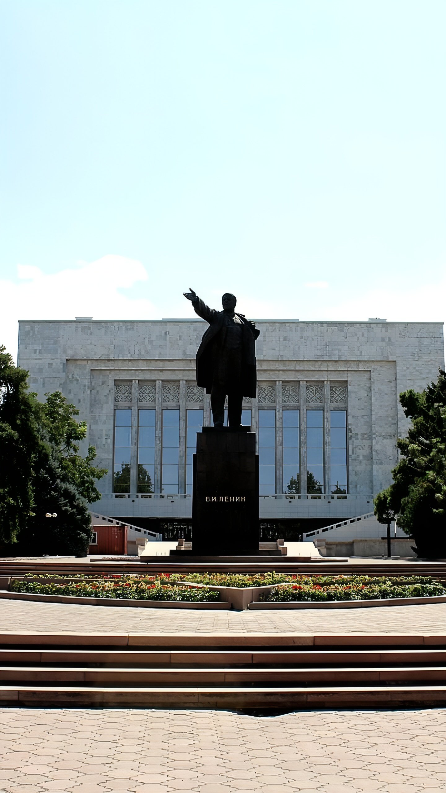 В Бишкеке предложено заменить памятник Ленину на памятник Турдакуну Усубалиеву