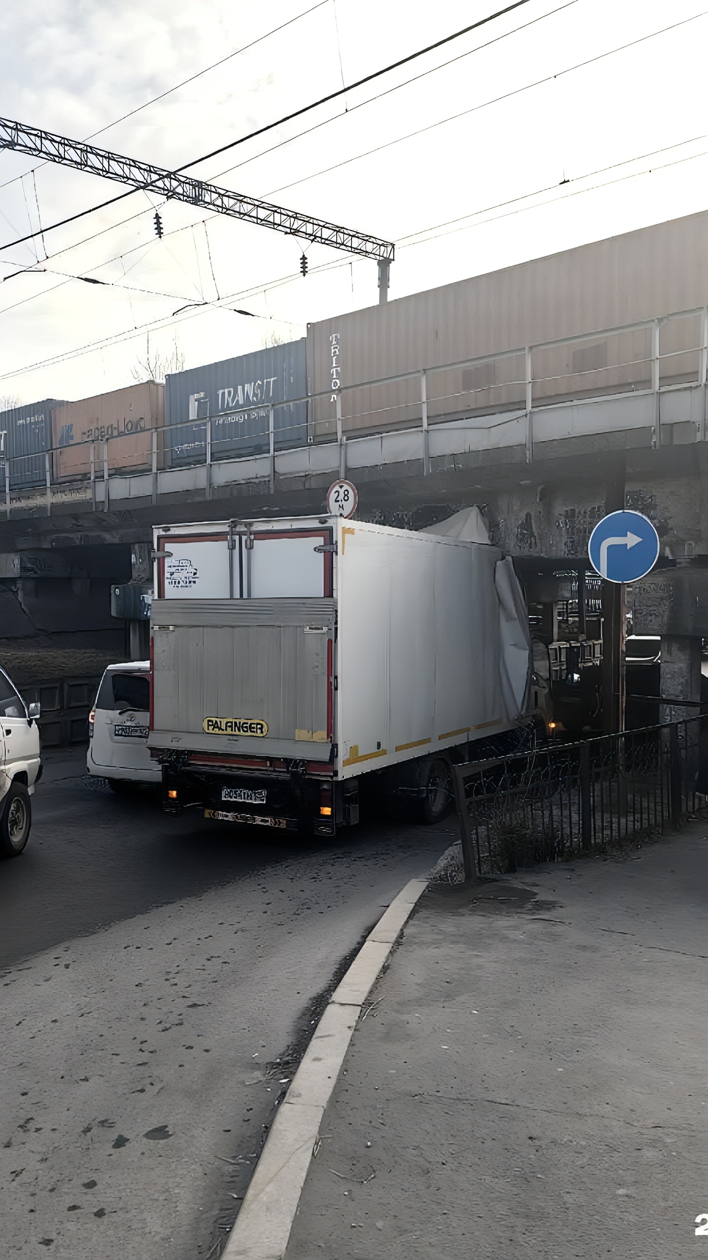 Грузовик застрял под Воропаевским мостом во Владивостоке