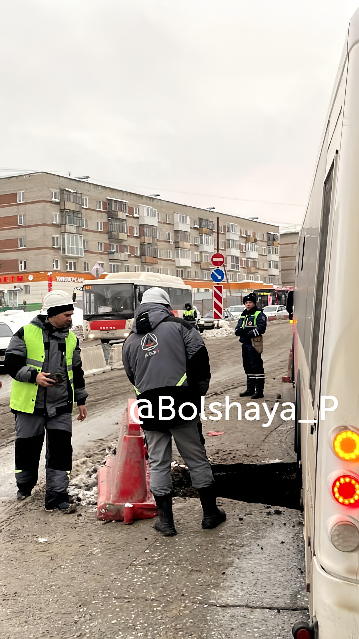 Провал асфальта на шоссе Космонавтов вызывает пробки и изменения в маршрутах автобусов