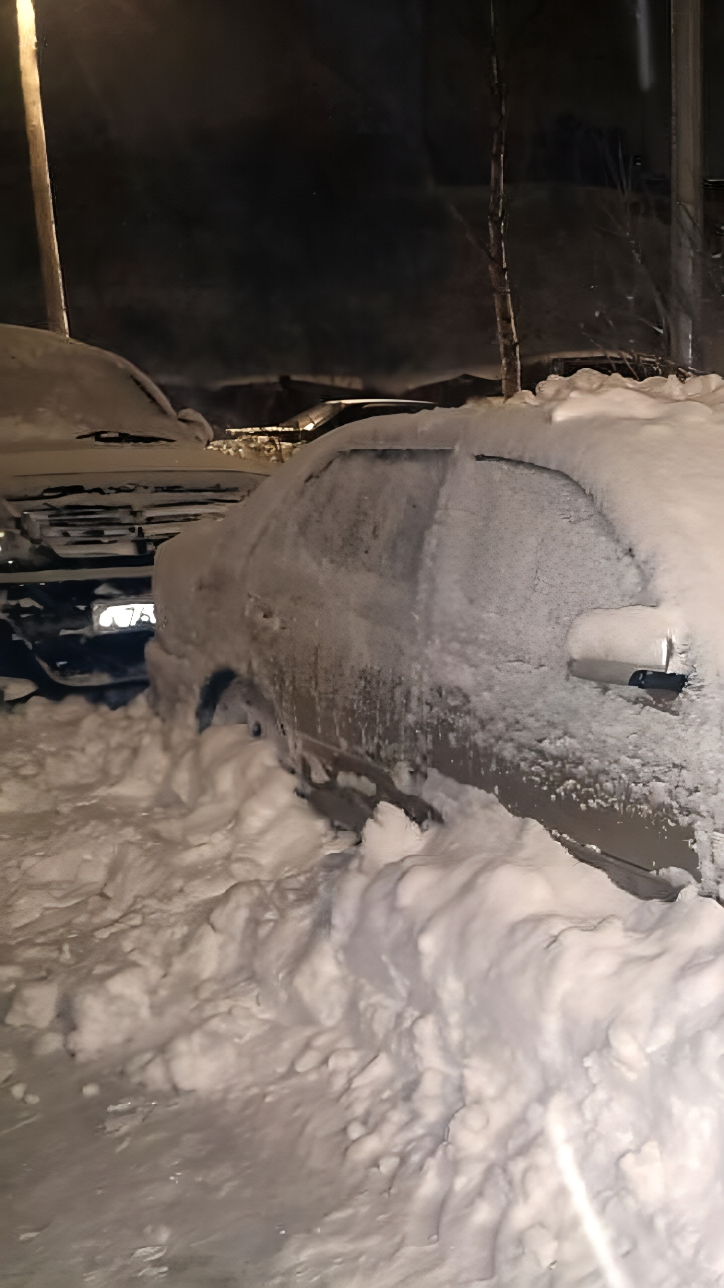 Снег с крыши дома в Корсакове повредил автомобиль