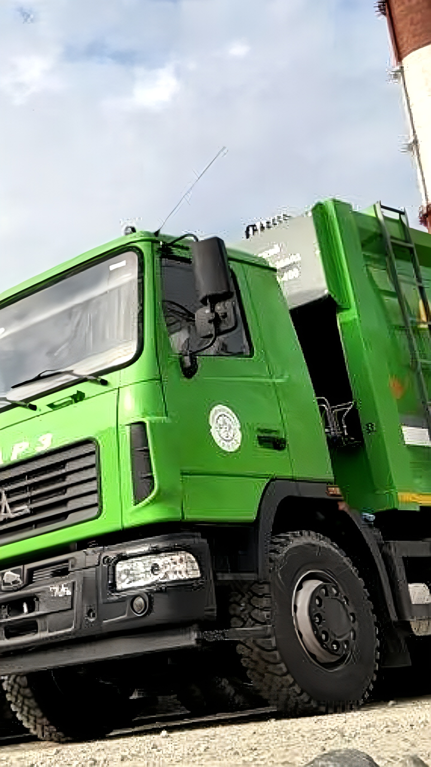 Владивосток получает новую спецтехнику для вывоза ТКО