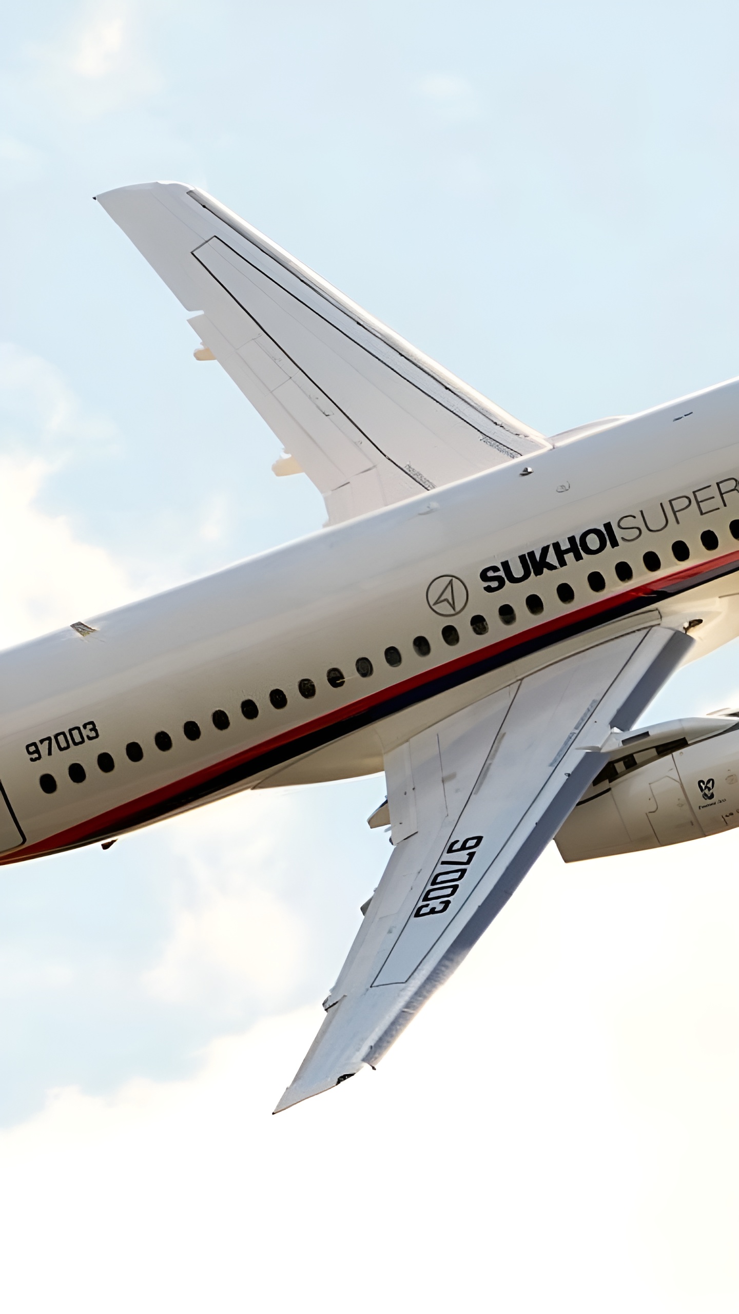 Sukhoi Superjet возвращается в Шереметьево из-за неисправности