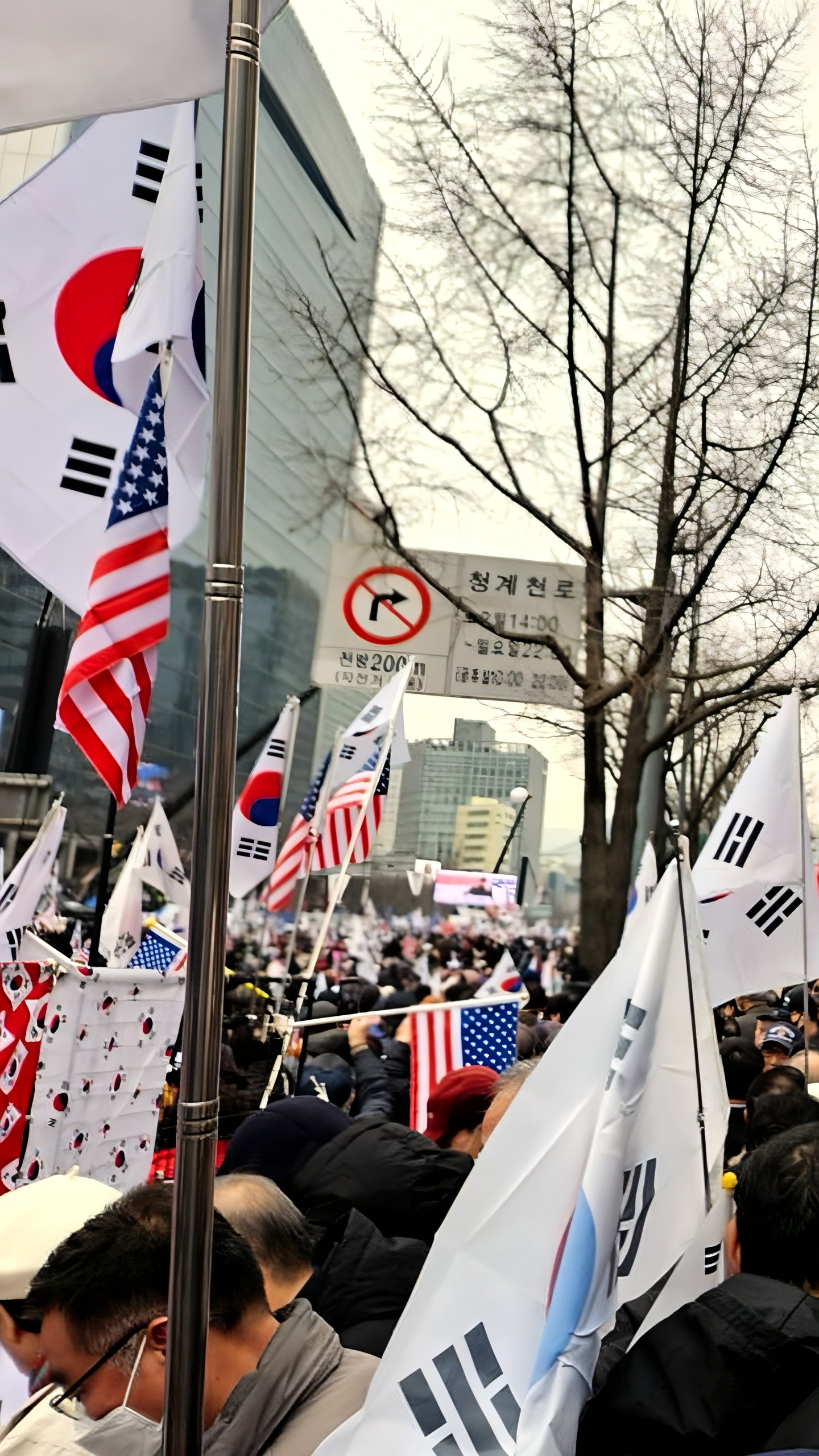 Митинги в Сеуле: 150 тысяч человек за и против импичмента президента Юн Сок Ёля