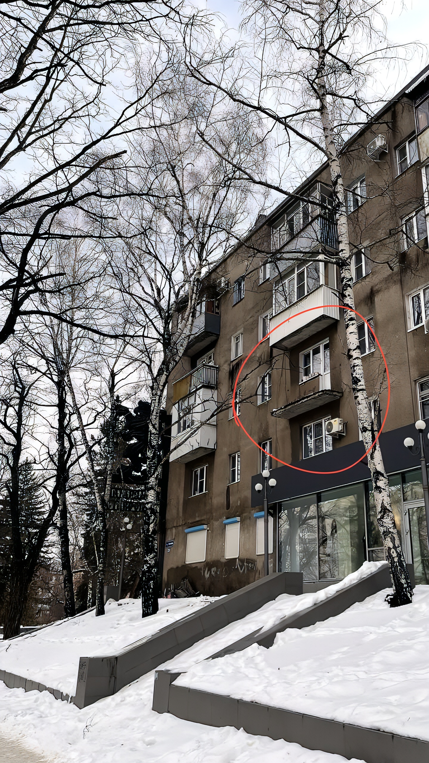 Ураганный ветер снес балкон в Ставрополе