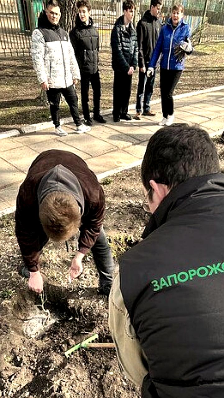 Экологические акции по уборке водоемов и высадке роз прошли в Рудне и Бердянском округе