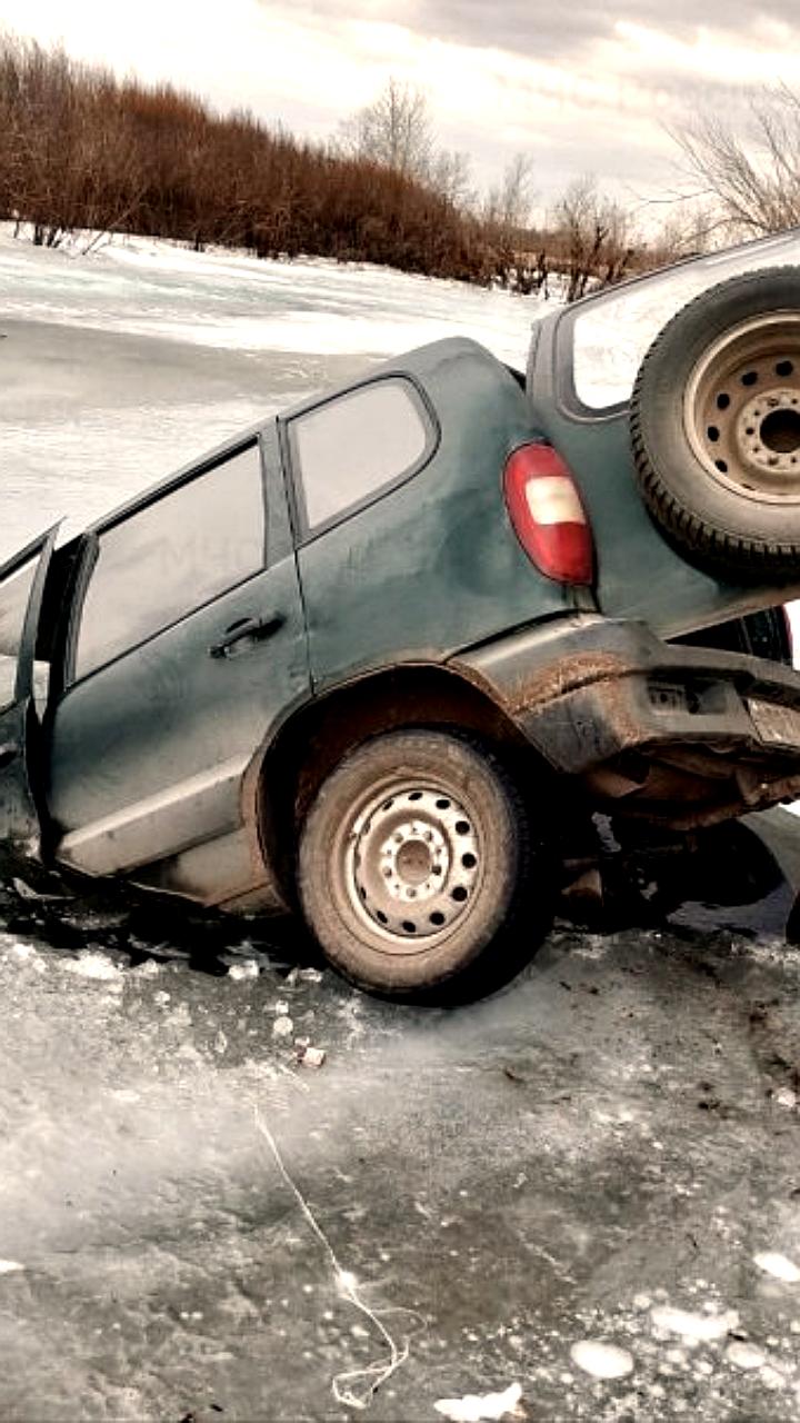 Спасение автомобиля, провалившегося под лёд на реке Онон в Забайкалье