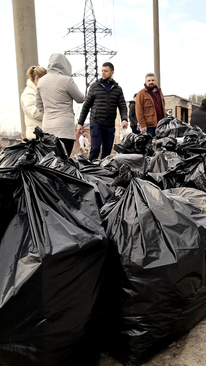 Курская академия организовала уборку на улице Станционной в рамках месячника благоустройства